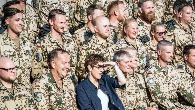 Verteidigungsministerin Annegret Kramp-Karrenbauer bei einem Besuch im Bundeswehr "Camp Stefan" im Nordirak. Verteidigungsministerin Annegret Kramp-Karrenbauer bei einem Besuch im Bundeswehr "Camp Stefan" im Nordirak.