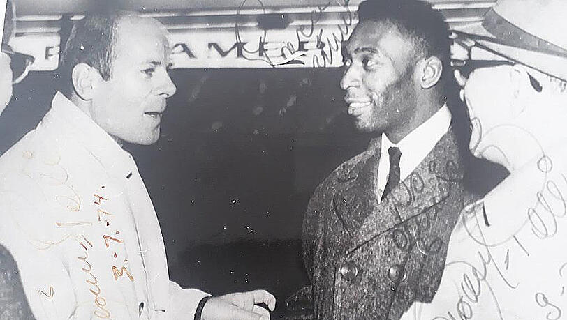 Treffen mit den Größten: AZ-Reporter Hartmut Scherzer (l.) und die brasilianische Fußball-Legende Pelé im Jahr 1963. Treffen mit den Größten: AZ-Reporter Hartmut Scherzer (l.) und die brasilianische Fußball-Legende Pelé im Jahr 1963.
