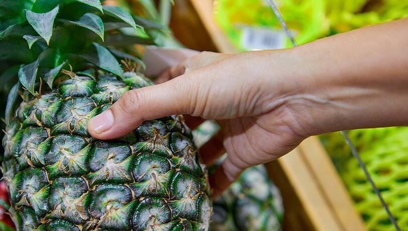 Und sie griffen beide zur Ananas und es war Liebe!