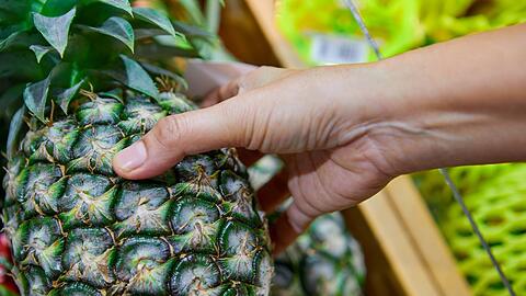Und sie griffen beide zur Ananas und es war Liebe!