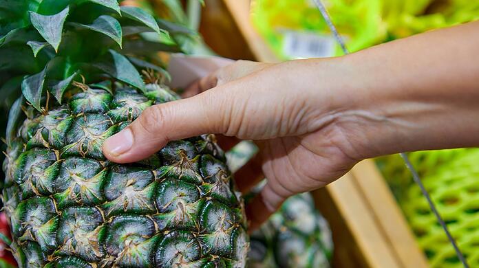 Und sie griffen beide zur Ananas und es war Liebe!