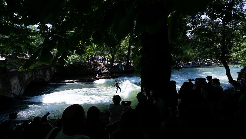 Surfen an der Eisbachwelle gilt als eine der Attraktionen in München. (Archivbild) Surfen an der Eisbachwelle gilt als eine der Attraktionen in München. (Archivbild)