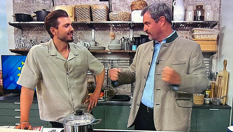 Chris Wackert begrüßt Markus Söder im "Sat.1 Frühstücksfernsehen".