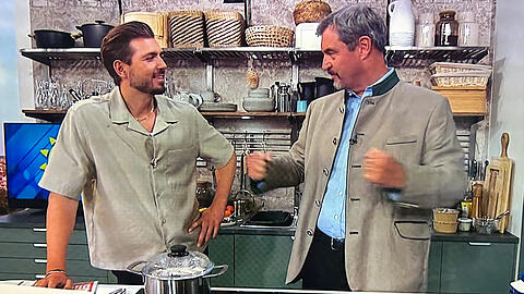 Chris Wackert begrüßt Markus Söder im "Sat.1 Frühstücksfernsehen".