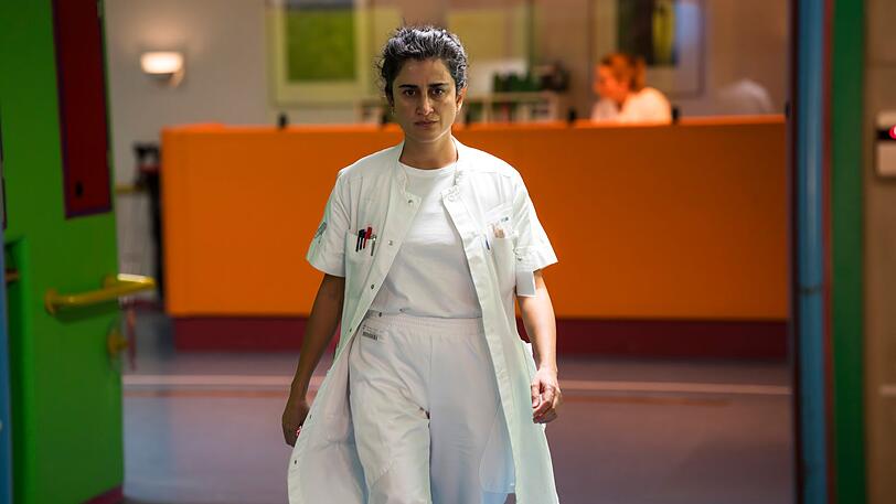 In "Nachbeben" erlebt die versiertere Neurologin Alexandra (Özlem Saglanmak) einen typischen Klinikalltag: Personalmangel paart sich mit IT-Problemen und Notfällen im Minutentakt. Doch dann kommt es zu einer folgenreichen Fehleinschätzung ... In "Nachbeben" erlebt die versiertere Neurologin Alexandra (Özlem Saglanmak) einen typischen Klinikalltag: Personalmangel paart sich mit IT-Problemen und Notfällen im Minutentakt. Doch dann kommt es zu einer folgenreichen Fehleinschätzung ...