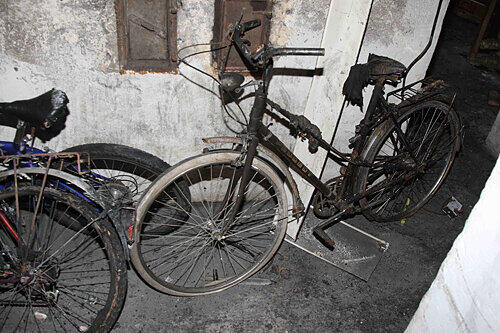 Das Feuer brach auch diesmal wieder im Keller aus. Es zerstörte Conny Thompsons Fahrrad sowie eine dort eingelagerte Küche.