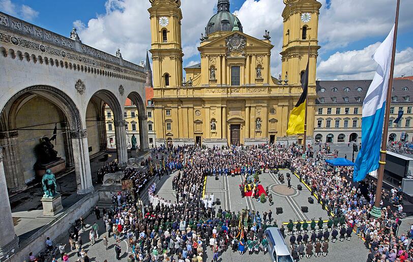 Kaiserwetter zum Abschied von Otto von Habsburg auf dem Odeonsplatz in München.