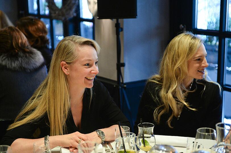 Die hübschen Stoiber-Schwestern amüsieren sich im Getümmel bei Käfer: Veronica Saß und Constanze Hausmann (r.).