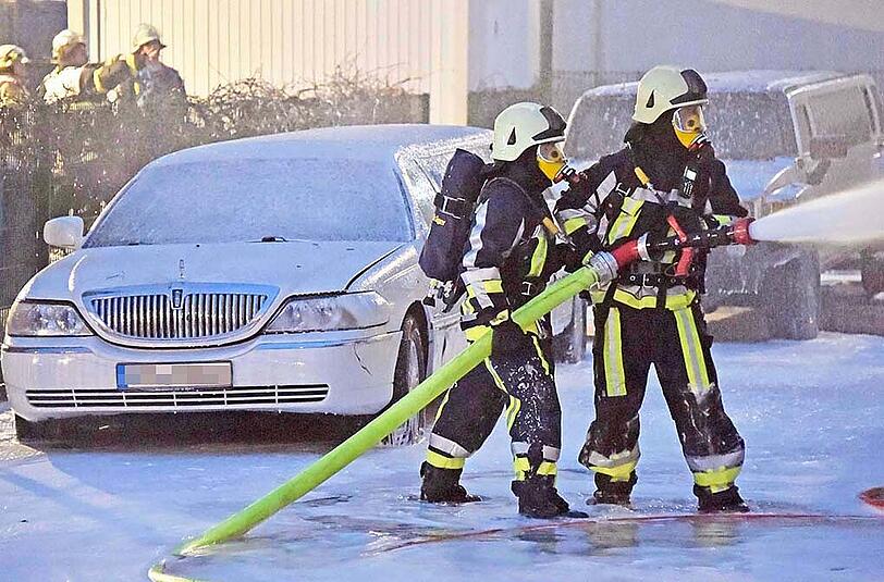 Die Bilder vom Feuerwehreinsatz in Krailling: Das Feuer ist in einer Autowerkstatt ausgebrochen, etliche Luxus-Fahrzeuge wurden beschädigt, der Schaden beläuft sich auf rund zweieinhalb Millionen Euro.
