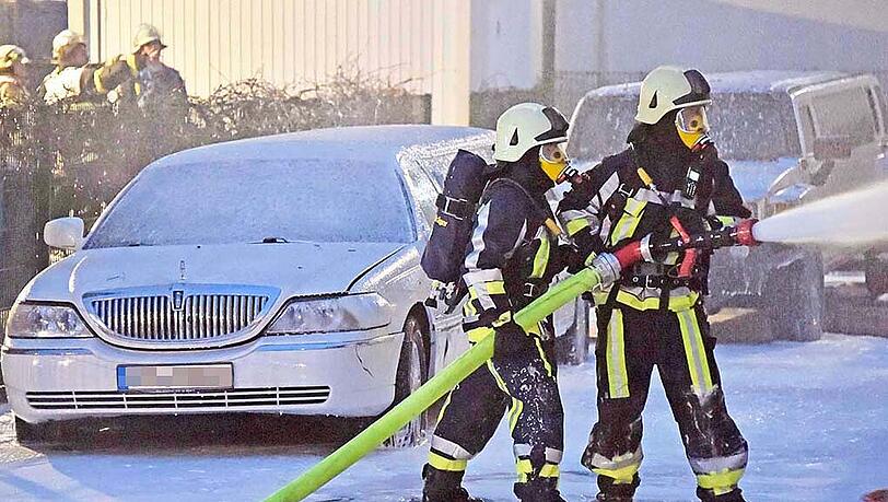 Die Bilder vom Feuerwehreinsatz in Krailling: Das Feuer ist in einer Autowerkstatt ausgebrochen, etliche Luxus-Fahrzeuge wurden beschädigt, der Schaden beläuft sich auf rund zweieinhalb Millionen Euro. Die Bilder vom Feuerwehreinsatz in Krailling: Das Feuer ist in einer Autowerkstatt ausgebrochen, etliche Luxus-Fahrzeuge wurden beschädigt, der Schaden beläuft sich auf rund zweieinhalb Millionen Euro.