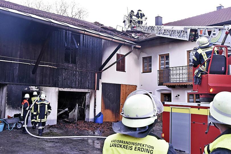 Bei dem Brand auf einem Bauernhof entstand ein erheblicher Sachschaden. Zwei Bewohner wurden verletzt.
