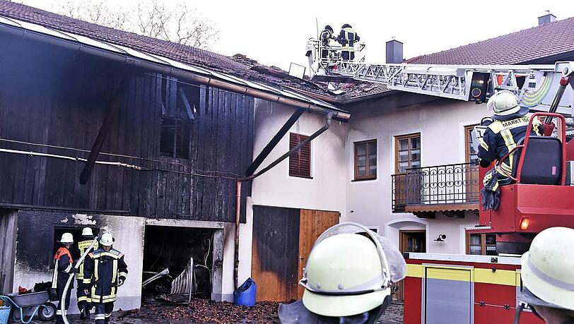 Bei dem Brand auf einem Bauernhof entstand ein erheblicher Sachschaden. Zwei Bewohner wurden verletzt. Bei dem Brand auf einem Bauernhof entstand ein erheblicher Sachschaden. Zwei Bewohner wurden verletzt.
