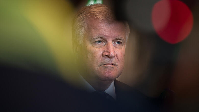 Gezeichnet von den Anstrengungen der letzten Tage und Wochen: Bayerns Ministerpräsident und CSU-Chef Horst Seehofer im Landtag. Gezeichnet von den Anstrengungen der letzten Tage und Wochen: Bayerns Ministerpräsident und CSU-Chef Horst Seehofer im Landtag.