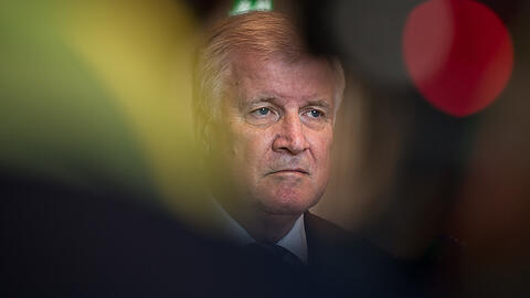 Gezeichnet von den Anstrengungen der letzten Tage und Wochen: Bayerns Ministerpräsident und CSU-Chef Horst Seehofer im Landtag.