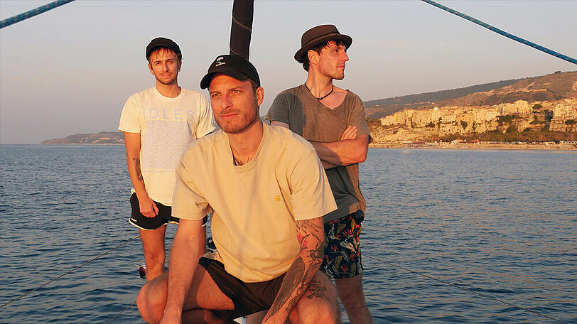 Die Bandmitglieder Daniel Friedl (l.), Max Zimmer und Sebastian Hafner (r.) reinigen die Meere