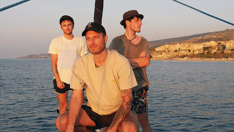 Die Bandmitglieder Daniel Friedl (l.), Max Zimmer und Sebastian Hafner (r.) reinigen die Meere Die Bandmitglieder Daniel Friedl (l.), Max Zimmer und Sebastian Hafner (r.) reinigen die Meere