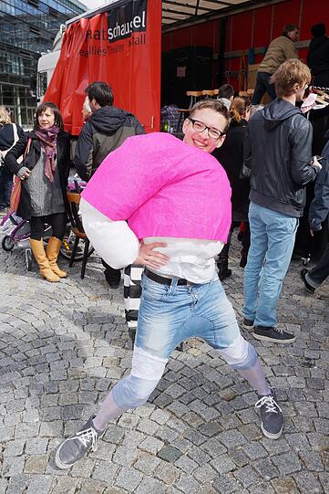 Ein dicker Superheld in Rosa: Azubi Benjamin C. (24) hat sich ein starkes neues Oberteil gekauft.