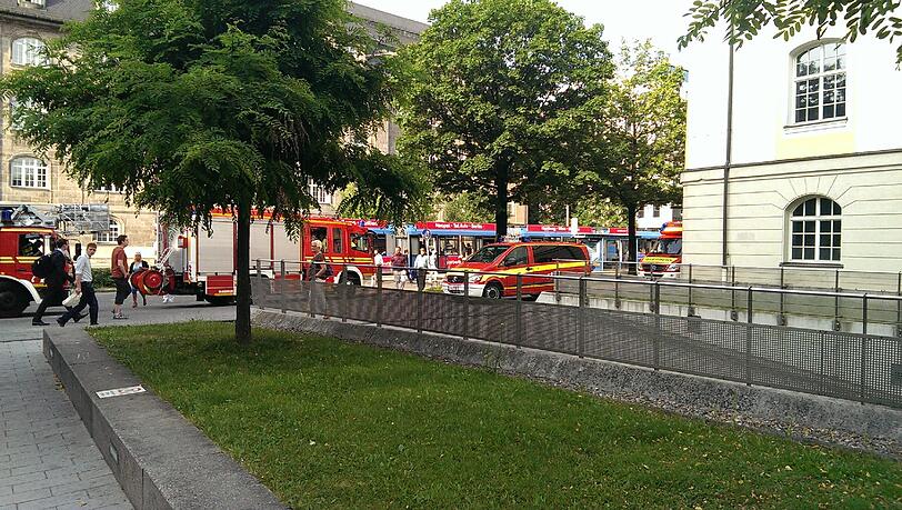 Die Feuerwehr war mit mehreren Einsatzfahrzeugen angerückt.