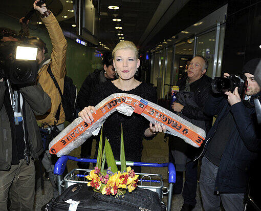 Larissa hat sichtlich ihren BH vergessen, Melanies Zepter zerbricht auf dem Flug und der Wendler ziert sich beim Begrüßungs-Kuss. Die Bilder von der Flughafen-Ankunft der Dschungelcamp-Stars...