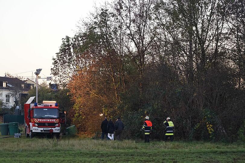 Mittels einer Leiter versuchen die Einsatzkräfte die Leiche zu bergen.