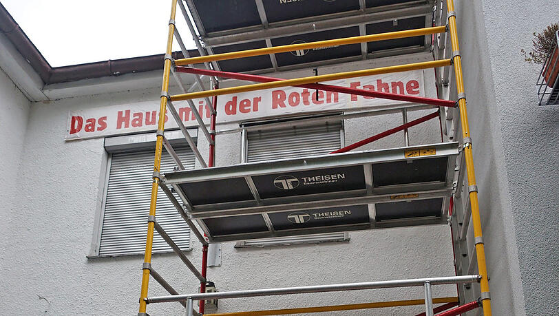 Das "Haus mit der roten Fahne" soll platt gemacht werden, an dieser Stelle sollen Wohnungen enstehen. Das "Haus mit der roten Fahne" soll platt gemacht werden, an dieser Stelle sollen Wohnungen enstehen.
