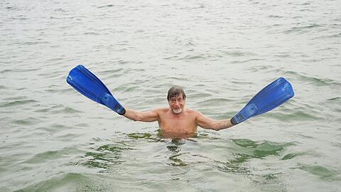 Nikolai Tregor mit seinen Flossen im Starnberger See, er schwimmt hier gerne mehrere Stunden.