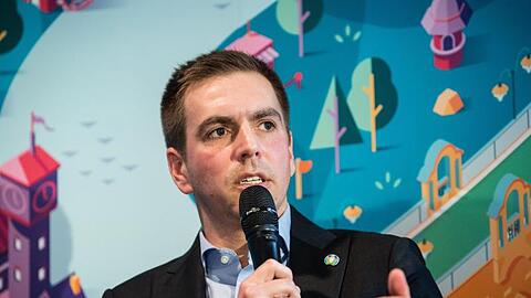 Philipp Lahm spricht auf der Pressekonferenz.