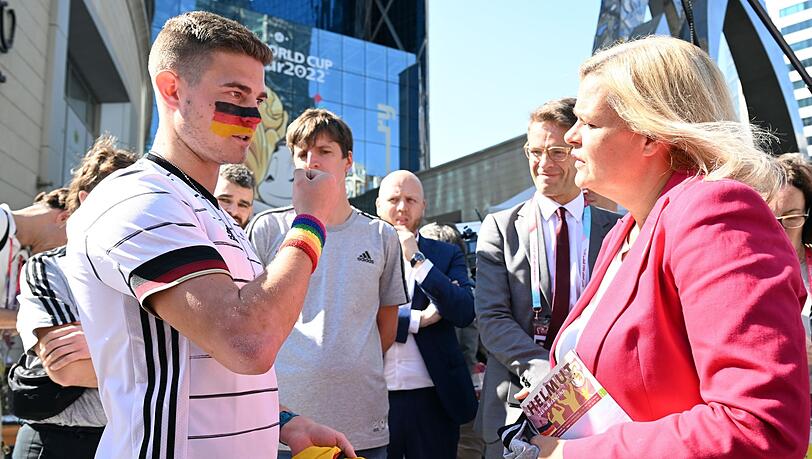 Bundesinnenministerin Nancy Faeser (SPD) spricht mit Deutschland-Fan Bengt Kunkel über den Vorfall im Stadion.