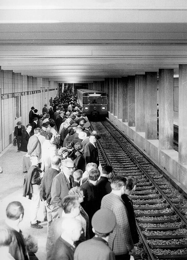 1968 fährt die erste U-Bahn im Testbetrieb ein. Bis zum regulären Betrieb wird es noch etwa drei Jahre dauern.