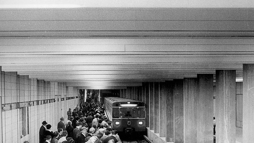 1968 fährt die erste U-Bahn im Testbetrieb ein. Bis zum regulären Betrieb wird es noch etwa drei Jahre dauern. 1968 fährt die erste U-Bahn im Testbetrieb ein. Bis zum regulären Betrieb wird es noch etwa drei Jahre dauern.