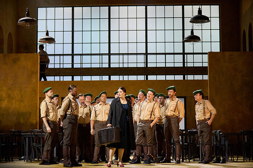 Ana Maria Labin (Micaëla), Ludwig Mittelhammer (Moralès) und Chor