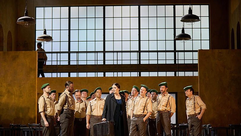 Ana Maria Labin (Micaëla), Ludwig Mittelhammer (Moralès) und Chor Ana Maria Labin (Micaëla), Ludwig Mittelhammer (Moralès) und Chor