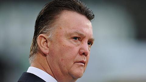 Louis van Gaal sieht die Situation beim FC Bayern als nicht so bedrohlich an wie Vorstandschef Karl-Heinz Rummenigge.