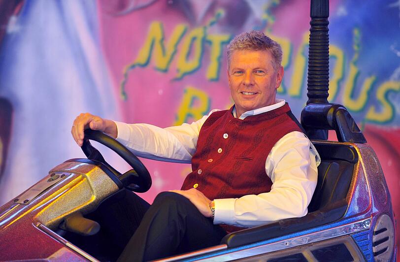 Wirtschaftsreferent und SPD-OB-Kandidat Dieter Reiter (SPD) posiert am Samstag während der Eröffnung der "Auer Dult" für Fotos in einem Auto-Scooter.
