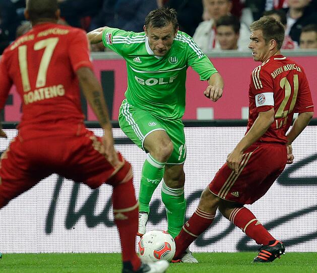 PHILIPP LAHM: Den Kapitän zog es oft in die Wolfsburger Hälfte. Spulte Kilometer um Kilometer ab, in der Verteidigung mit der Routine einer Wiesn-Bedienung. Note 2