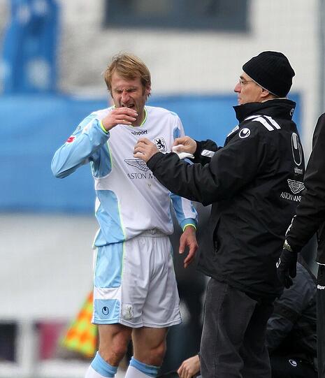 Nase gebrochen! Daniel Bierofka wird nach dem Zusammenstoß mit dem Schiedsrichter vom Teamarzt versorgt. Die Bilder
