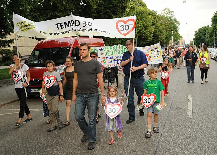 Die Demonstranten von Green City in der Theresienstraße.