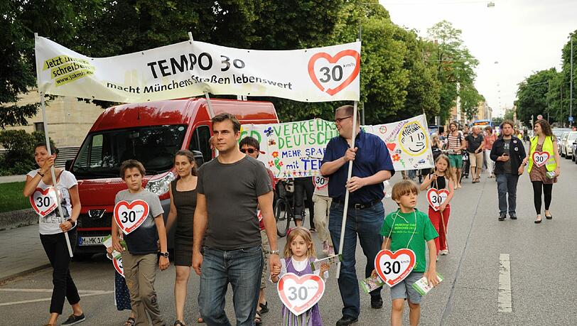 Die Demonstranten von Green City in der Theresienstraße. Die Demonstranten von Green City in der Theresienstraße.