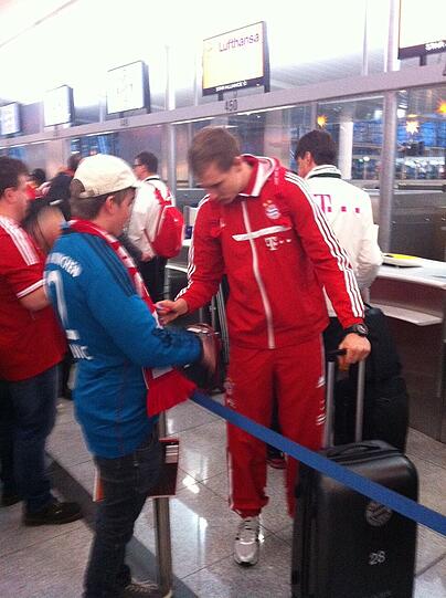 Die Bayern-Spieler checken am Flughafen in München ein. Die Bilder vom Abflug.