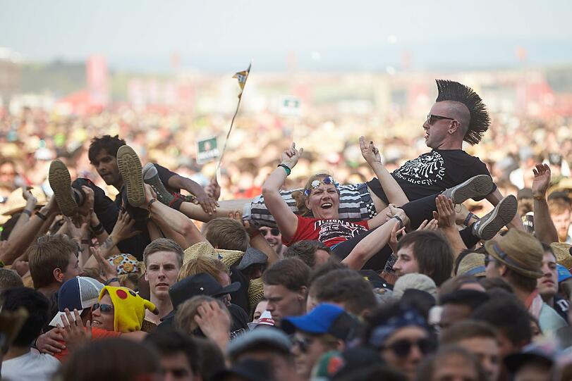 Auch dieser Rockfan genießt das Erlebnis in der Menge..oder eher darüber.