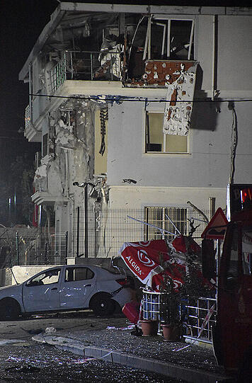 Bei einem Bombenanschlag und einem anschließenden Angriff auf eine Polizeiwache in Istanbul sind mindestens drei Menschen getötet worden.