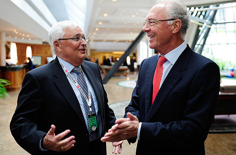 Der eine bringt nur spärlich Licht ins Dunkel, der andere vergrößert die Verwirrung: Franz Beckenbauer (rechts) und Theo Zwanziger.