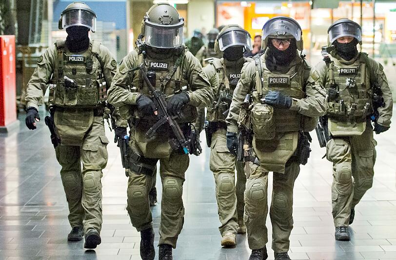 Beamte der Eliteeinheit GSG 9 der Bundespolizei während einer Übung auf dem Hauptbahnhof in Frankfurt am Main.