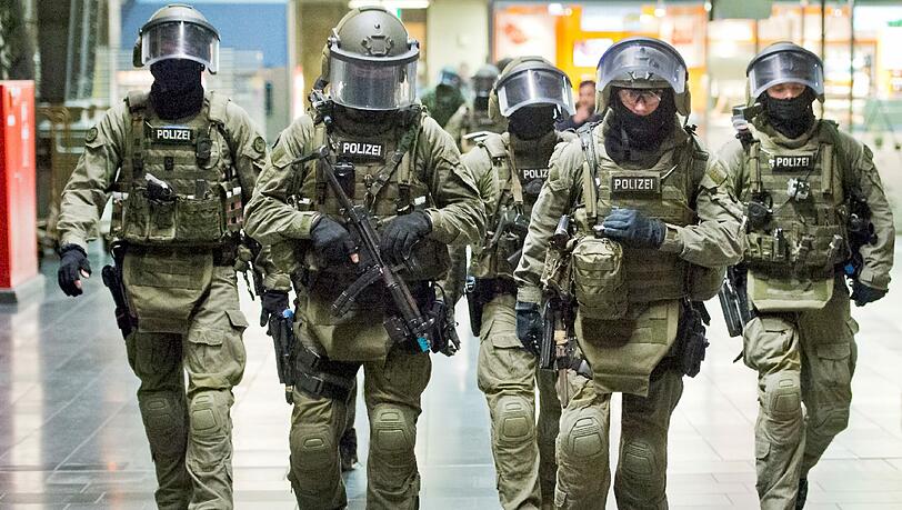 Beamte der Eliteeinheit GSG 9 der Bundespolizei während einer Übung auf dem Hauptbahnhof in Frankfurt am Main. Beamte der Eliteeinheit GSG 9 der Bundespolizei während einer Übung auf dem Hauptbahnhof in Frankfurt am Main.