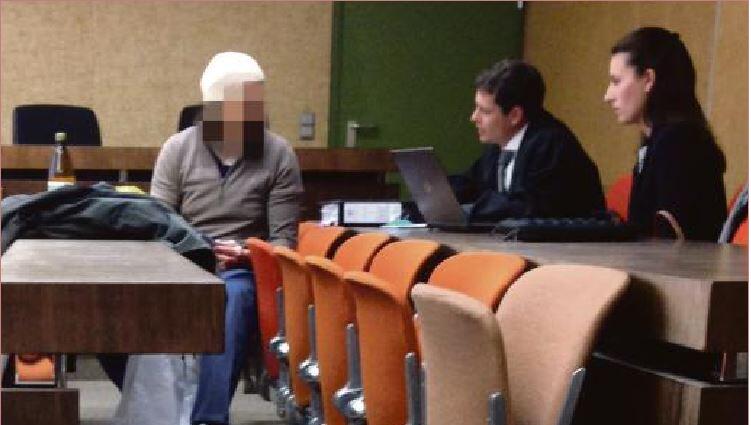 Salama N. mit seinem Anwalt und einer Rechtsanwärterin.