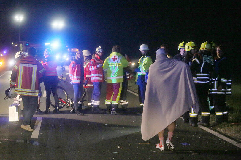 Horror-Crash in Altötting: Ein Opel-Fahrer erfasst acht Rennradfahrer und verletzt diese teils schwer - ein Mann stirbt noch an der Unfallstelle. Die Bilder zum Unfall sehen Sie hier.