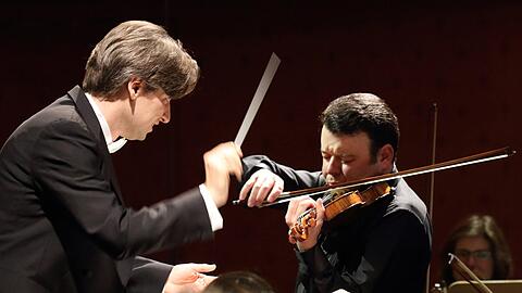 Der Dirigent Daniel Rustioni mit dem Geiger Vadim Gluzman in der Musikalischen Akademie des Bayerischen Staatsorchesters im Nationaltheater.
