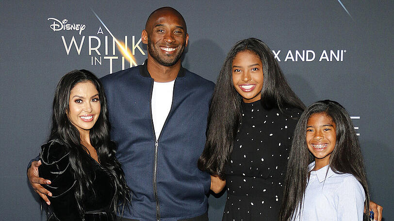 Vanessa Bryant mit ihrem Ehemann Kobe und ihren Töchtern Gianna und Natalia auf einem Event im Februar 2018