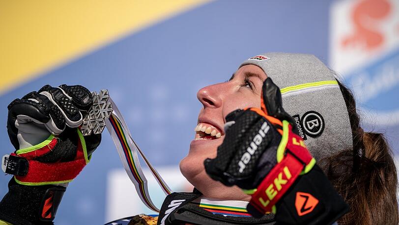 Stolz wie Kira: Mit ihrem WM-Silber hat die Stuttgarterin endgültig gezeigt, was in ihr steckt. "Mit so einer Medaille im Rücken fällt ein Weltcuprennen schon leichter", sagt Weidle. Stolz wie Kira: Mit ihrem WM-Silber hat die Stuttgarterin endgültig gezeigt, was in ihr steckt. "Mit so einer Medaille im Rücken fällt ein Weltcuprennen schon leichter", sagt Weidle.
