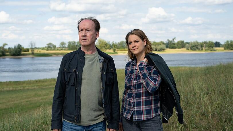 "Wendland: Stiller und der rote Faden": Jakob Stiller (Ulrich Noethen) und Kira Engelmann (Bettina Burchard) ermitteln in einem Mordfall.